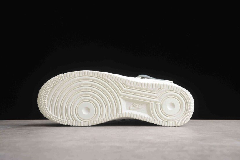 Air Force 1 07 Mid Kaws