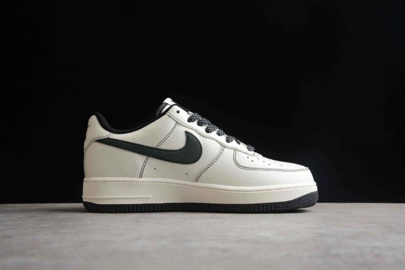 UNDEFEATED x Nike Air Force 1 07 Beige Black 3M